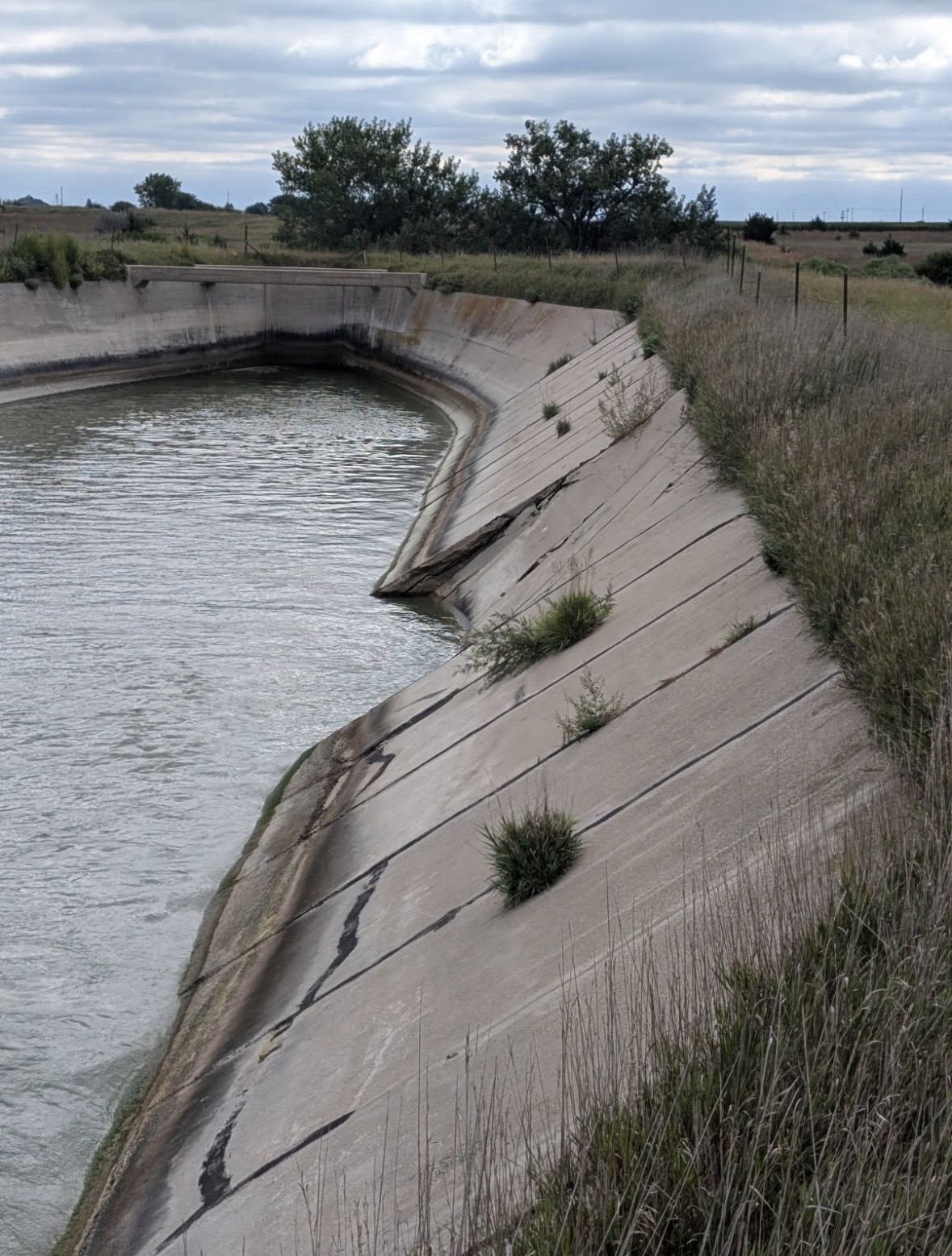 Canal side slope with cracked concrete lining